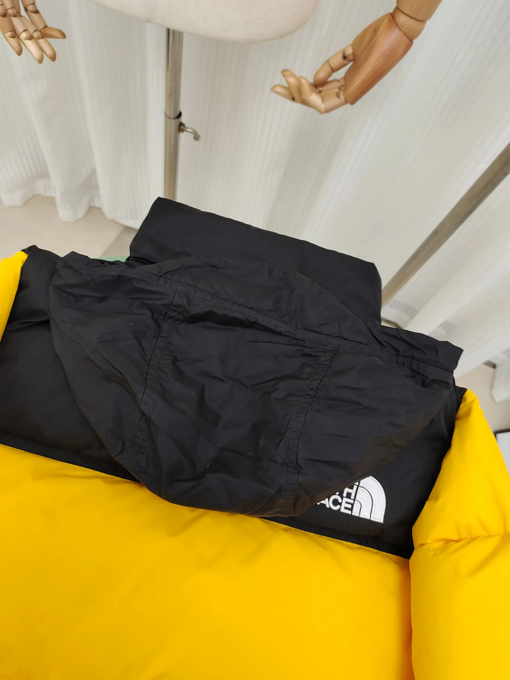 The North Face Classic 1996 ， Quality ， ，YKK ISO 9000Quality ZP ， Premium ， ， ， Lightweight 。Classic ， 。 。 Yellow Size：XS-XXL